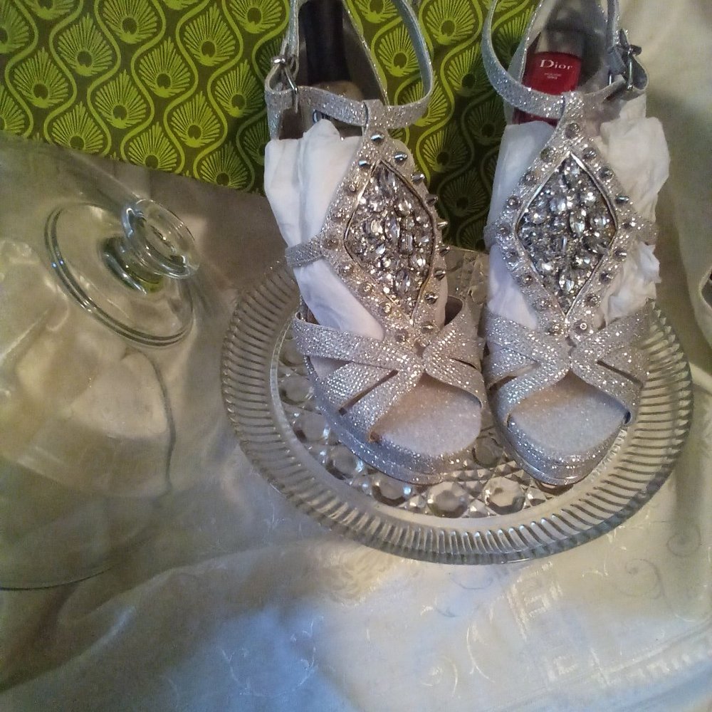 💖Gianni Bini Silver Platform Heels Size:8 BNWT - Picture 13 of 14